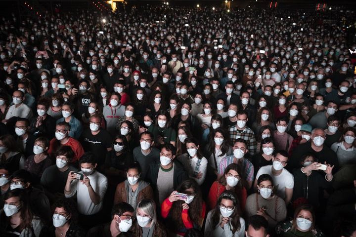 Άνθρωποι με μάσκες στην Βαρκελώνη