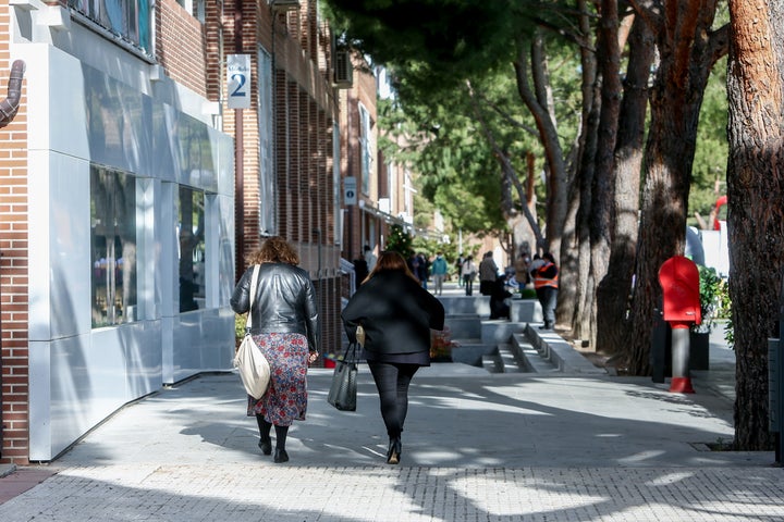 Personas caminando por la calle.