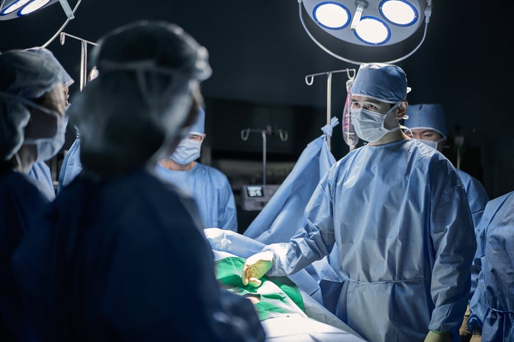 Médicos preparando una operación quirúrgica.