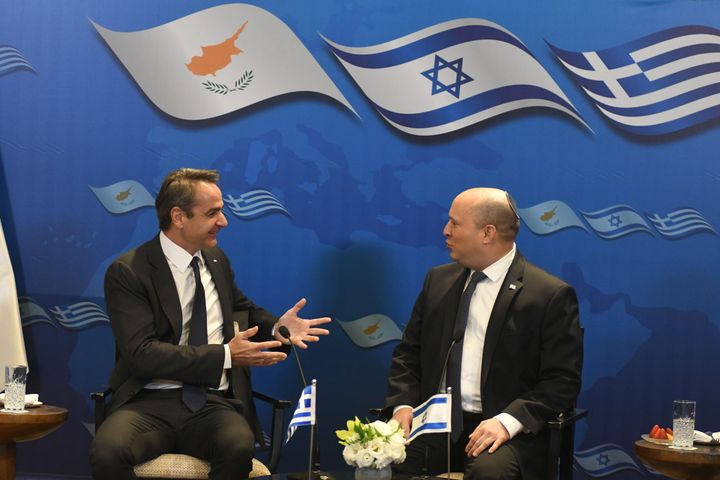 Ο πρωθυπουργός του Ισραήλ Νάφταλι Μπένετ με τον πρωθυπουργό Κυριάκο Μητσοτάκη πριν από την τριμερή συνάντηση κορυφής Ελλάδας-Κύπρου-Ισραήλ στις 7 Δεκεμβρίου 2021 στα Ιεροσόλυμα. Raif Kotz/Pool via REUTERS