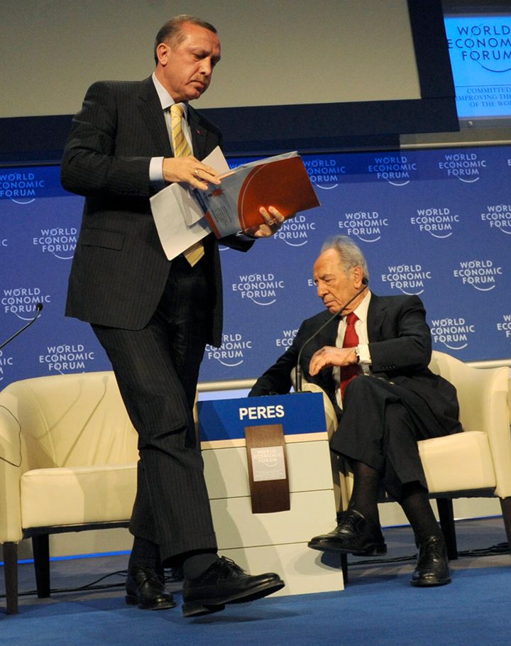 29 Iανουαρίου 2009. Ο Τούρκος πρωθυπουργός τότε Ταγίπ Ερντογάν αποχωρεί μετά από ενα πολύ φορτισμένο ντιμέιτ για την Μέση Ανατολή με τον τότε πρόεδρο του Ισραήλ Σιμόν Πέρες, ο οποίος παραμένει καθισμένος. World Economic Forum - Νταβός. REUTERS/Yasin Aras/Anatolian (SWITZERLAND). TURKEY OUT. NO COMMERCIAL OR EDITORIAL SALES IN TURKEY.