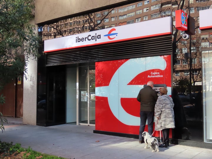 Una pareja de ancianos hacen gestiones en un cajero