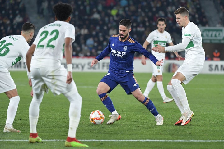 Isco intenta irse de varios jugadores del Elche