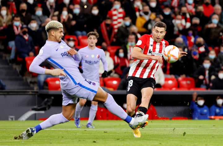 El defensa del Barcelona Ronald Araújo lucha con Óscar De Marcos, del Athletic, durante el partido de octavos de final de la Copa del Rey.