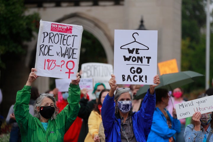 Manifestantes sostienen pancartas contra las leyes antiabortistas de Texas.