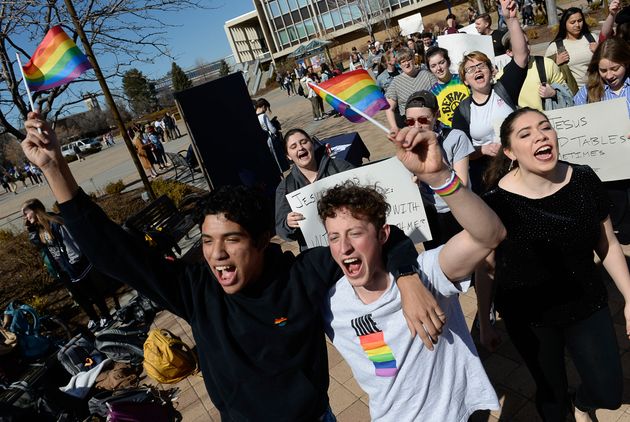 ブリガムヤング大学の外で開かれたデモ活動で、学生たちは同性愛者の人権を訴えた（2020年3月4日）