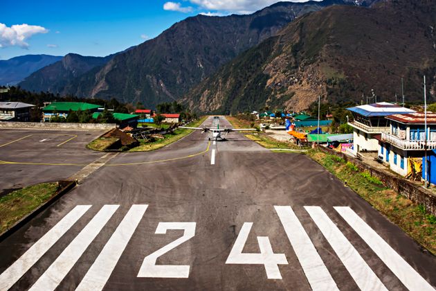 Εκπληκτικές προσγειώσεις αεροπλάνων στο επικίνδυνο αεροδρόμιο Λούκλα του Νεπάλ