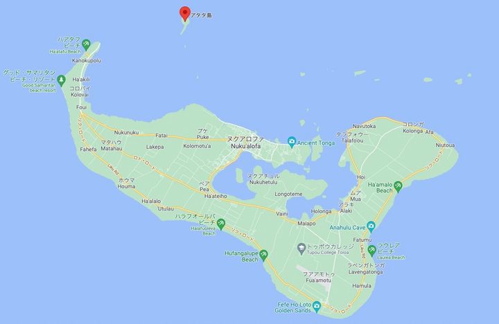 リサラ・フォラウさんが流されたアタタ島の位置。下方にある大きな島が、流れ着いたトンガタプ島（Googleマップより）
