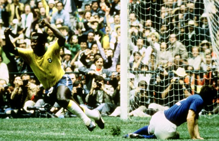 9ο Παγκόσμιο Κύπελλο Ποδοσφαίρου 1970 - Τελικός: Βραζιλία - Ιταλία στο Estadio Azteca στην Πόλη του Μεξικό - 21 Ιουνίου. Ο Πελέ μόλις έχει σκοράρει με κεφαλιά και τρέχει να πανηγυρίσει με τους συμπαίκτες του.