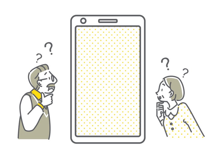 Dos personas mayores mirando una pantalla de móvil.