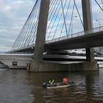 Ολλανδία: Έμπειρος καπετάνιος περνάει «ξυστά» γέφυρα με σούπερ γιοτ 80