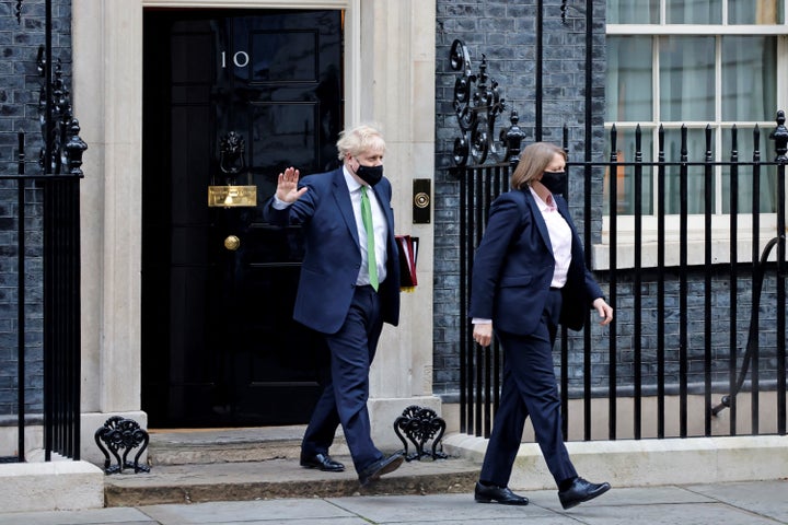 Boris Johnson saliendo de Downing Street.
