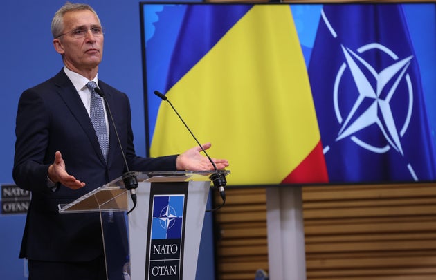 ΒΡΥΞΕΛΛΕΣ, ΒΕΛΓΙΟ - 21 ΔΕΚΕΜΒΡΙΟΥ: Ο Γενικός Γραμματέας του ΝΑΤΟ Jens Stoltenberg και ο Πρωθυπουργός της Ρουμανίας Nicolae Ciuca (δεν φαίνεται) πραγματοποιούν κοινή συνέντευξη Τύπου μετά τη συνάντησή τους στις Βρυξέλλες, Βέλγιο στις 21 Δεκεμβρίου 2021. (Φωτογραφία Dursun Aydemir / Anadolu Agency μέσω Getty Images)