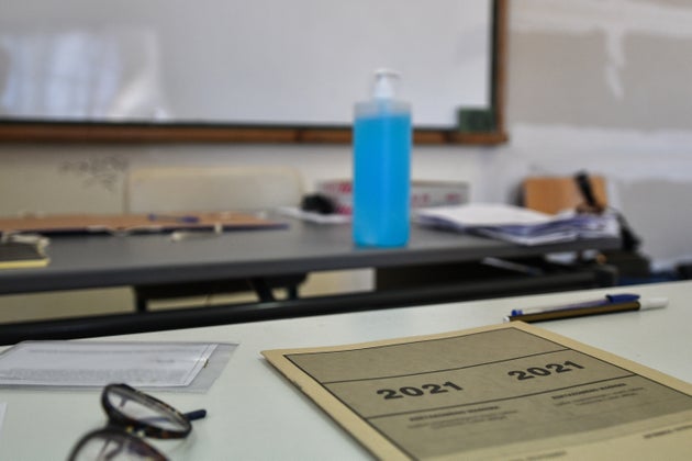 Στιγμιότυπο από ΕΠΑΛ στον Πύργο Ηλείας την Τρίτη 15 Ιουνίου 2021. Έναρξη των Πανελλαδικών Εξετάσεων με τους υποψηφίους των επαγγελματικών λυκείων (ΕΠΑΛ), οι οποίοι διαγωνίστηκαν στο μάθημα της Νεοελληνικής Γλώσσας και Λογοτεχνίας. (EUROKINISSI/ILIALIVE.GR/ΓΙΑΝΝΗΣ ΣΠΥΡΟΥΝΗΣ)