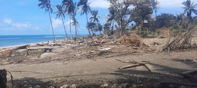 海底火山噴火後の首都ヌクアロファの写真。ガレキが散乱した沿岸部（トンガ王国名誉領事館の投稿より）