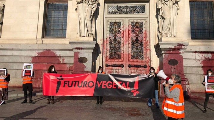 Varios activistas de Futuro Vegetal posan ante el Ministerio de Agricultura tras arrojar pintura roja a su fachada.