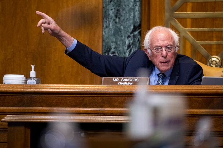 El presidente, el senador Bernie Sanders (I-VT), cuestiona a la directora interina de la Oficina de Administración y Presupuesto, Shalanda Young, durante una audiencia del Comité de Presupuesto del Senado el 8 de junio de 2021 en Capitol Hill en Washington, DC. 