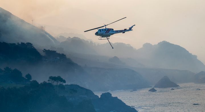 カリフォルニア州での山火事で、水を投下する準備をするヘリコプター
