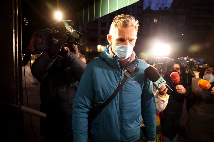 Iñaki Urdangarin, rodeado de periodistas, en Vitoria.