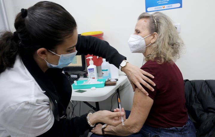 Una mujer recibe una dosis de la vacuna contra el coronavirus en Israel.