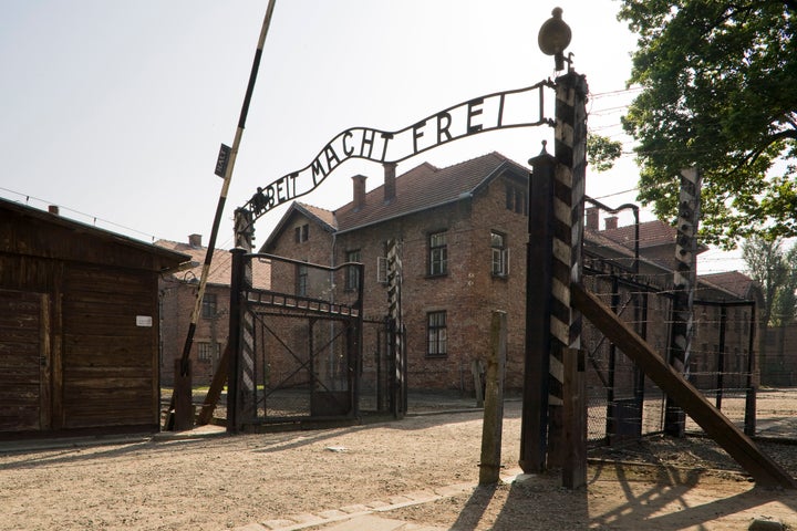 アウシュヴィッツ=ビルケナウ強制収容所の「Arbeit Macht Frei(働けば自由になる)」と書かれた看板
