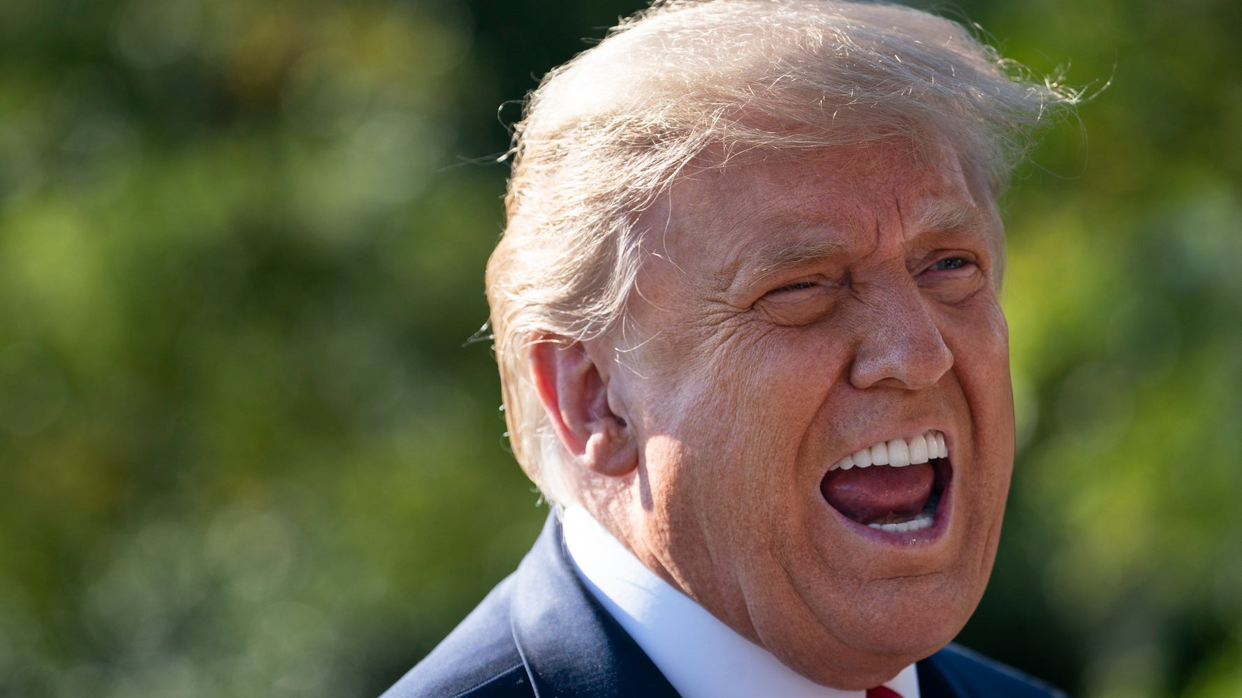 Trump Mocked For Embarrassing 'Please Clap' Moment At His Own Resort