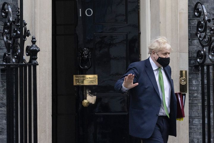 El primer ministro británico, Boris Johnson, dejando su residencia oficial en el número 10 de Downing Street.