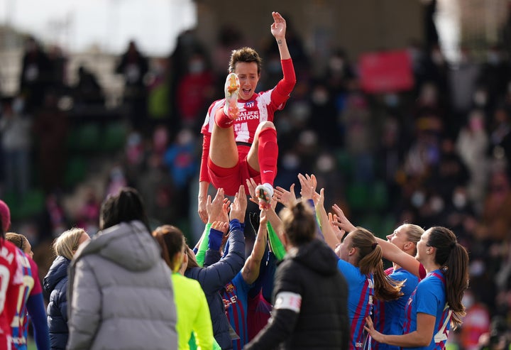 Virginia Torrecilla, manteada ayer por las jugadoras del Barcelona, en Las Rozas.