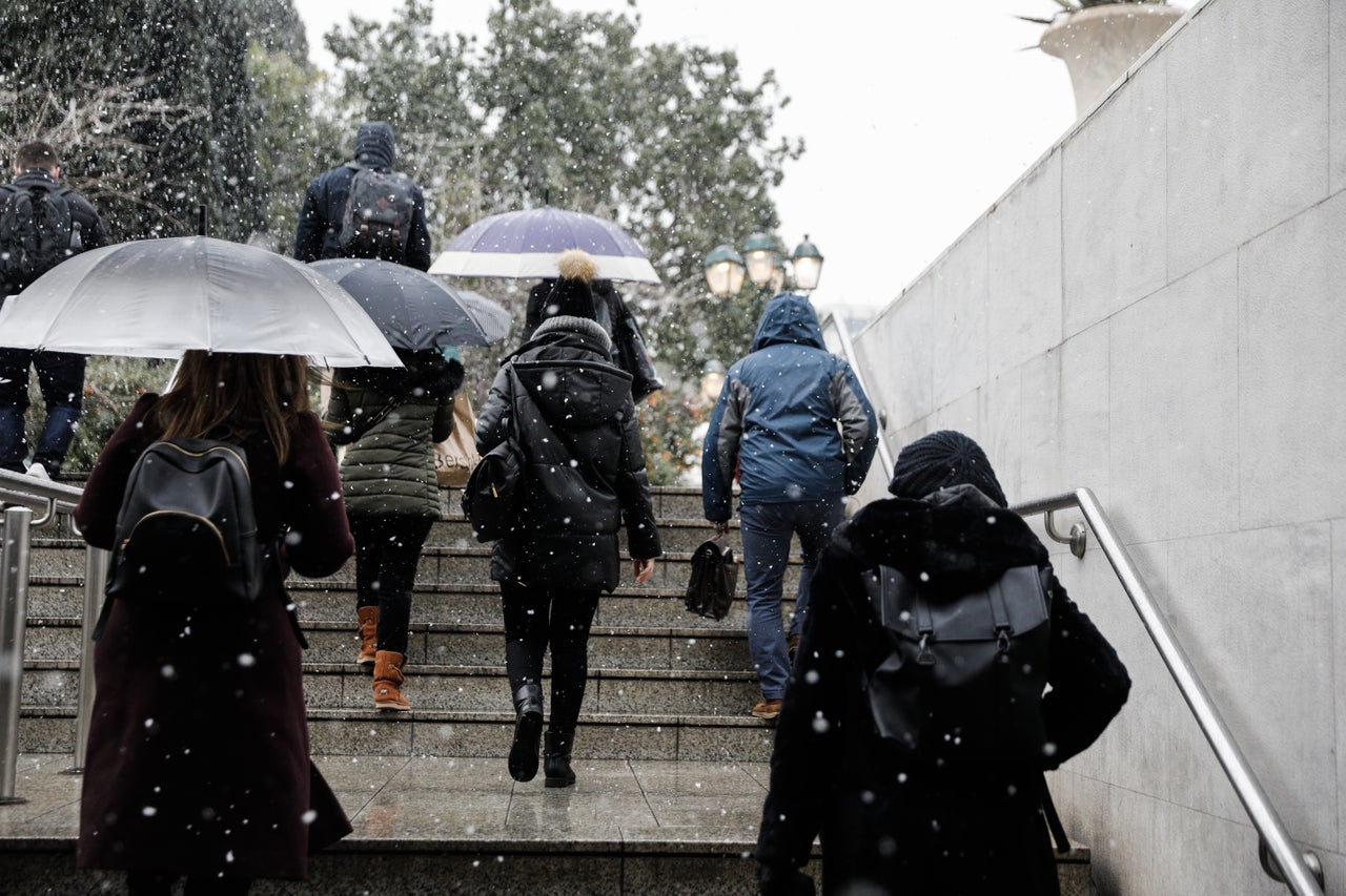 Το χιόνι πέφτει στο Σύνταγμα.