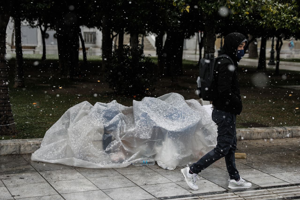 Οι άστεγοι της Αθήνας προσπαθούν να καλυφθούν όπως μπορούν.