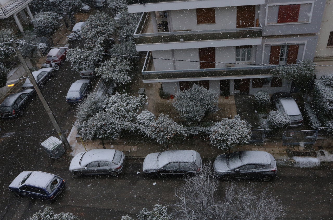 Το στρώνει στην Κυψέλη.