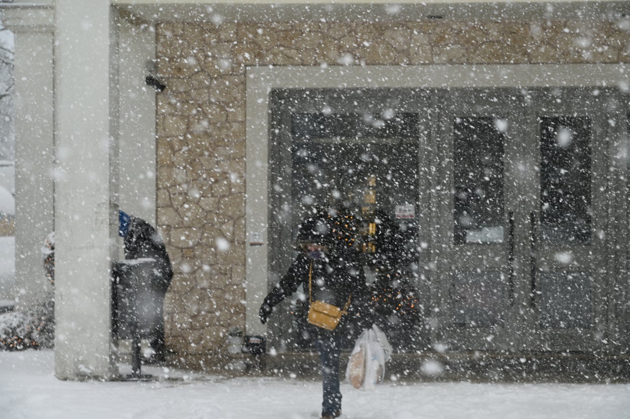 Εξοδος για τα απαραίτητα, εν μέσω της χιονοθύελλας, στον Διόνυσο.