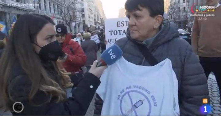 El momento de la reportera con la mujer.