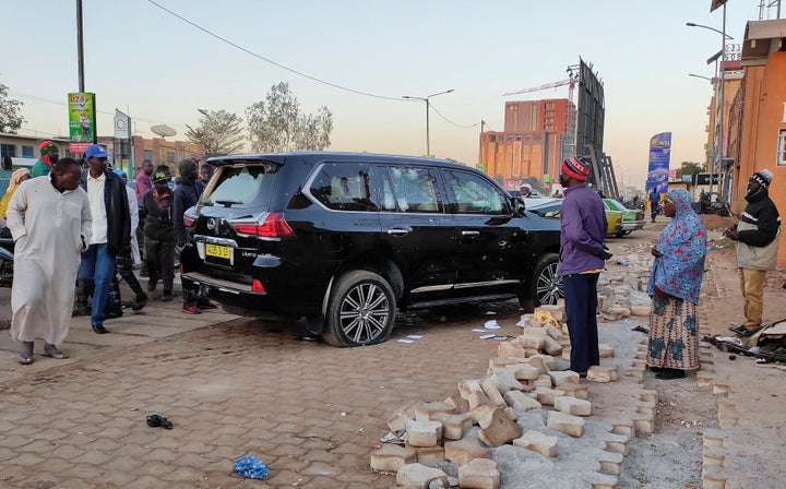 Un coche de la comitiva presidencial que fue tiroteado en Burkina Faso.
