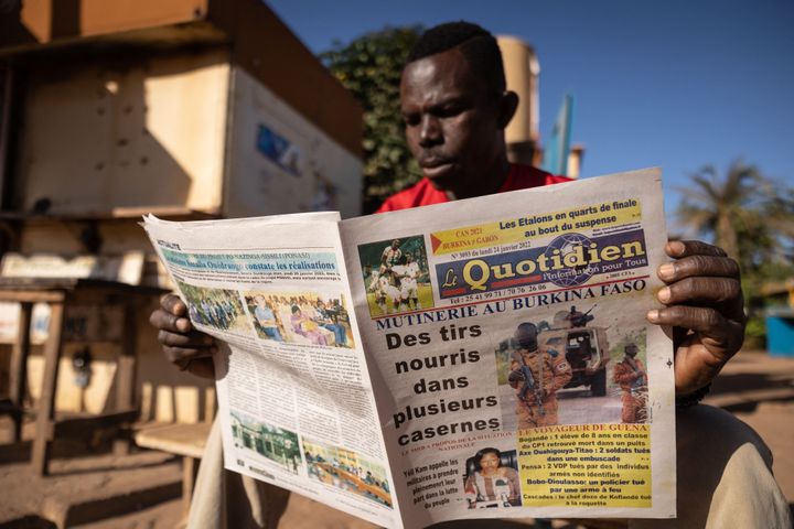 Un hombre lee en la prensa las informaciones sobre los supuestos motines del fin de semana, en Ouagadougou.