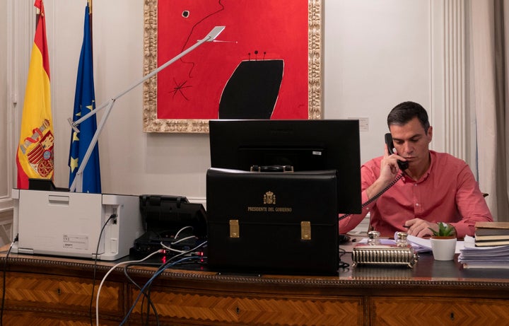 Pedro Sánchez, hablando por teléfono.