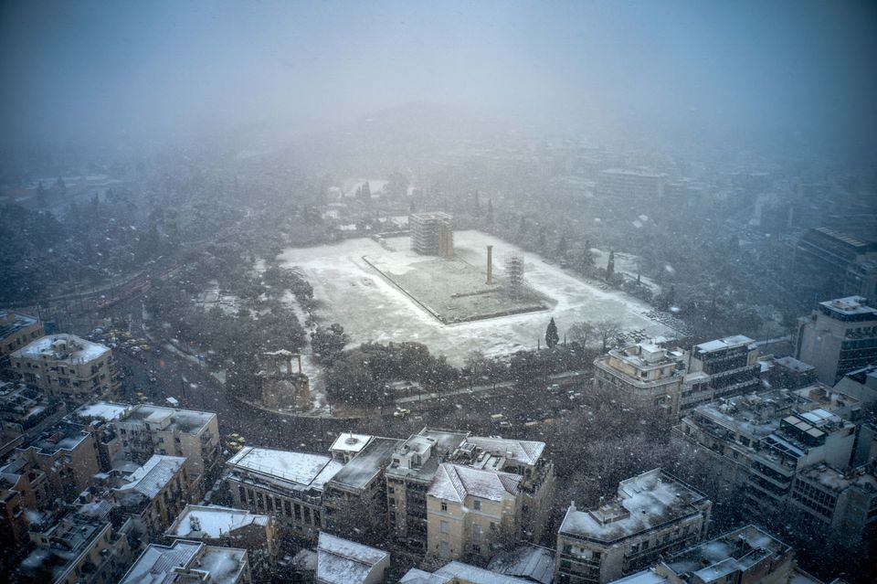 «Ελπίς»: Χιόνια στο κέντρο της Αθήνας, εικόνες σαν καρτ