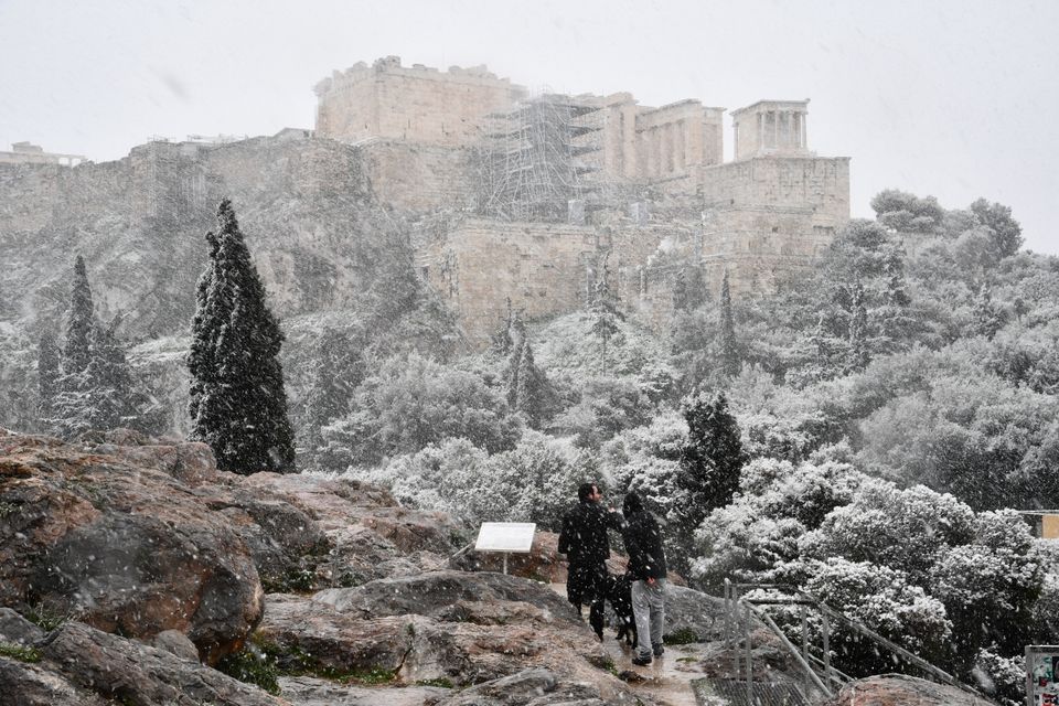 «Ελπίς»: Χιόνια στο κέντρο της Αθήνας, εικόνες σαν καρτ