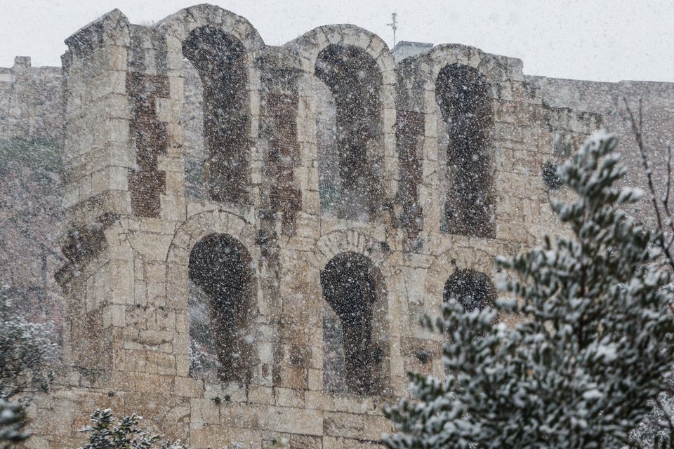 «Ελπίς»: Χιόνια στο κέντρο της Αθήνας, εικόνες σαν καρτ