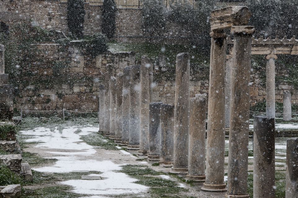 «Ελπίς»: Χιόνια στο κέντρο της Αθήνας, εικόνες σαν καρτ