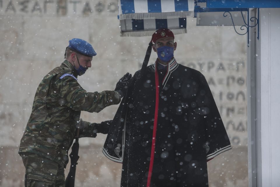 «Ελπίς»: Χιόνια στο κέντρο της Αθήνας, εικόνες σαν καρτ