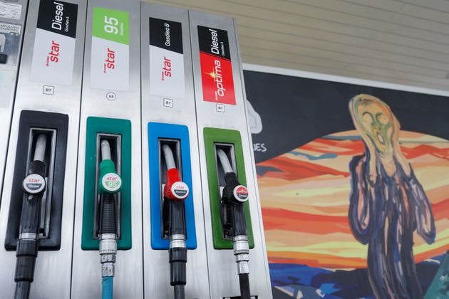 Face à la hausse continue des prix du carburant, le gouvernement est sommé