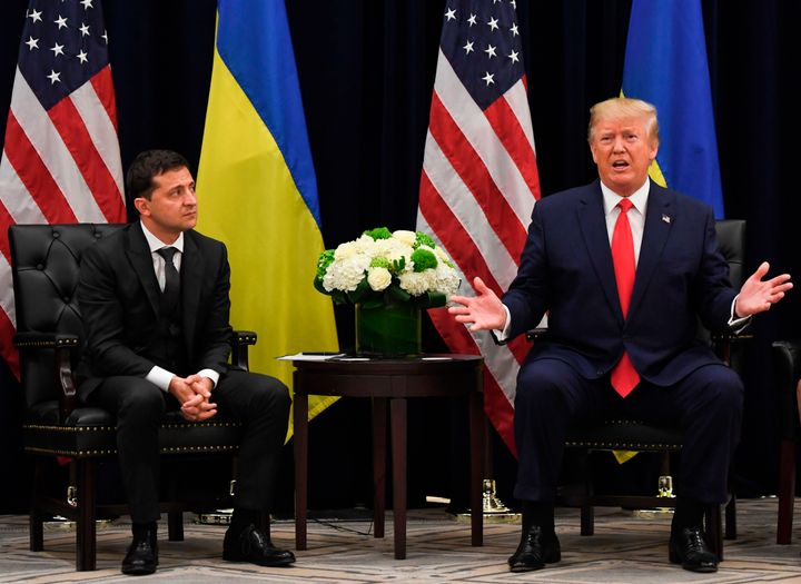 Donald Trump, fotografiado con el presidente de Ucrania, Volodymyr Zelensky, retrasu00f3 la entrega de ayuda militar estadounidense a Ucrania mientras exigu00eda que Zelensky anunciara una investigaciu00f3n sobre el rival presidencial de Trump, Joe Biden.