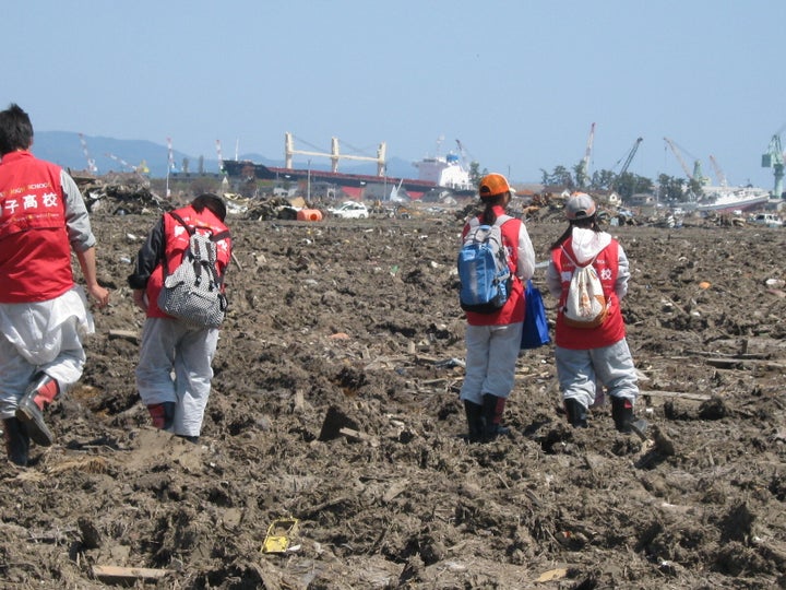 3.11から2ヶ月後、諏訪さんは舞子高校の生徒たちとともに宮城県東松島市で災害ボランティアをおこなった