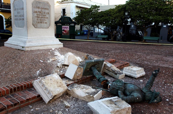 La estatua derribada de Juan Ponce de León, en San Juan, Puerto Rico.