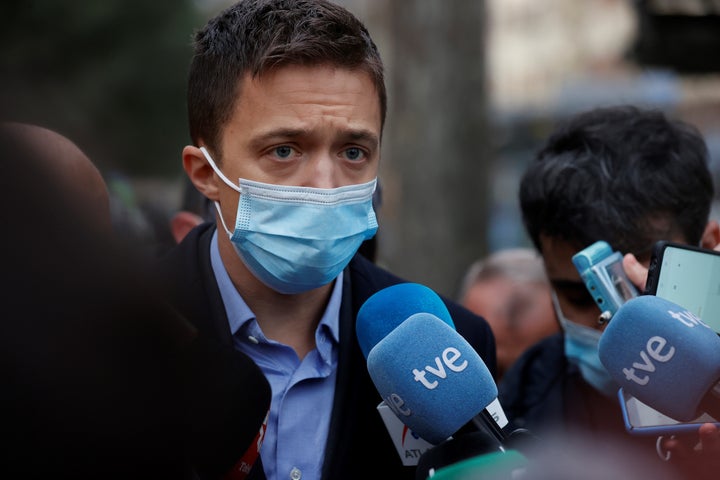 El diputado de Más País Íñigo Errejón, atiende a la prensa a su llegada este martes a los juzgados de Plaza de Castilla.