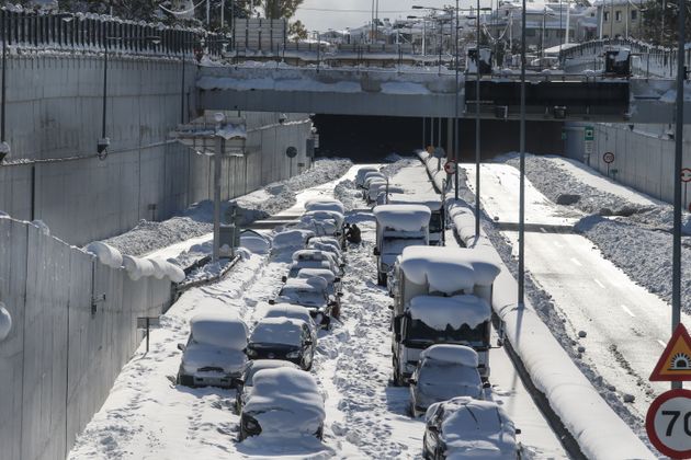 Εγκλωβισμένα αυτοκίνητα στην Αττική Οδό, στην έξοδο για την Δουκίσσης Πλακεντίας, από την ισχυρή χιονόπτωση...
