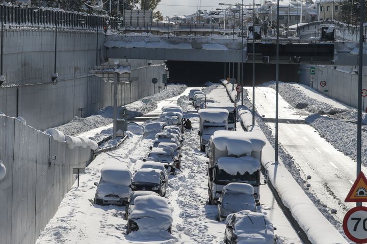 Εγκλωβισμένα αυτοκίνητα στην Αττική Οδό, στην έξοδο για την Δουκίσσης Πλακεντίας, από την ισχυρή χιονόπτωση που προκάλεσε η κακοκαιρία "Ελπίς", Τρίτη 25 Ιανουαρίου 2022. (ΣΩΤΗΡΗΣ ΔΗΜΗΤΡΟΠΟΥΛΟΣ/EUROKINISSI)