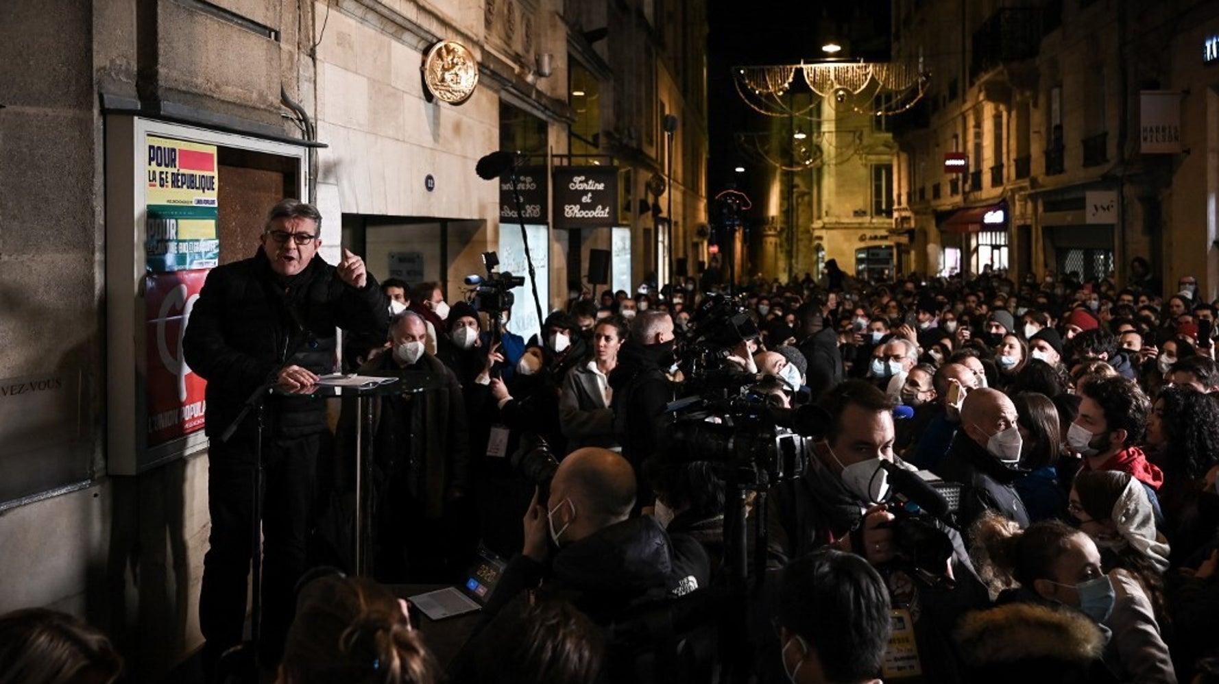 Jean-Luc Mélenchon a débuté son meeting à Bordeaux dans la rue