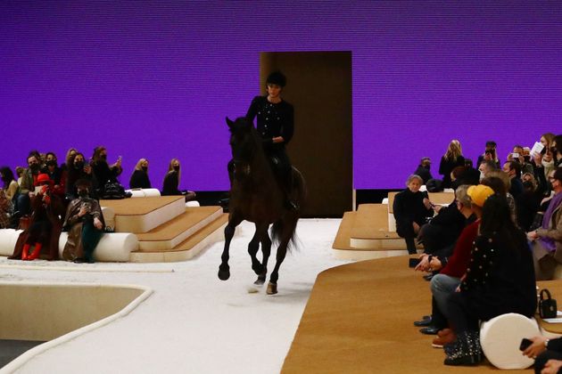 Chez Chanel, Charlotte Casiraghi défile à cheval sur le